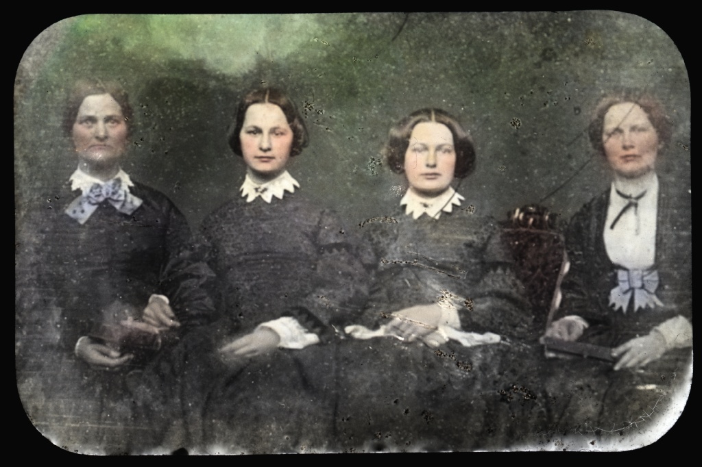 4 women (Graves family)