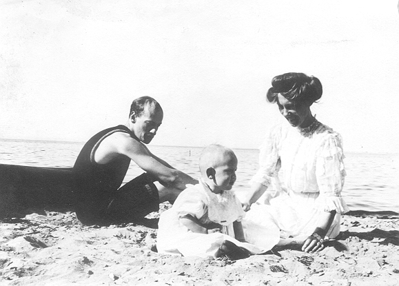 Thomas Tidball Trapnell, Edna Sarah Valentine (Trapnell), and baby Valentine Coles Trapnell