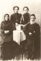 Moishe Pollakoff, his wife, Esther, and daughters Annette and Minnie